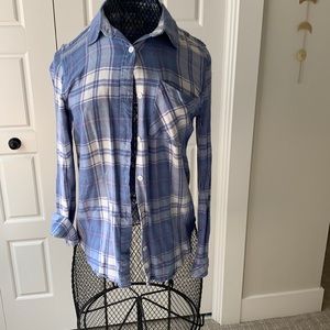 SO SOFT Spring long sleeve Flanel. It’s light weight to transition the seasons.